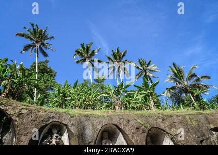 Hindu-Tempel Pura Gunung Kawi bekannt für seine Schreine aus einer Klippe geschnitzt, Bali, Indonesien Stockfoto