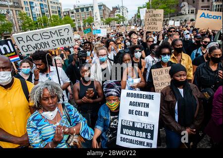 Tausende Demonstranten werden gesehen, die Plakate halten, während sie den Reden auf dem holländischen Protest am Dam Square lauschen.nach der Ermordung von George Floyd wurde von einem Polizeibeamten in den Vereinigten Staaten, Tausende von Menschen versammelten sich auf dem Dam-Platz während einer friedlichen Demonstration in Solidarität mit der Bewegung in den USA gegen die von mehreren niederländischen Organisationen organisierte Anti-Schwarz-Gewalt. Stockfoto