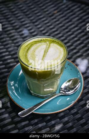 Matcha Latte aus Glas auf dem Tisch in Café Nahaufnahme Stockfoto