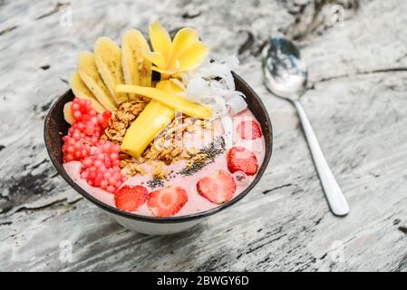 Smoothie Schüssel mit Müsli, Chia Samen, Erdbeere und Kokosnuss im Café Stockfoto