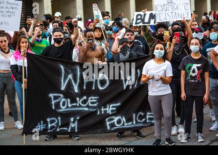 Dallas, TX, USA. Mai 2020. Die Demonstranten gruppieren sich wieder, nachdem die Polizei sie aus dem historischen Viertel der Stadt herausgeschoben hatte. Proteste begannen, nachdem ein Video zeigt, dass George Floyd in Polizeigewahrsam in Minneapolis getötet wird. Der Tod von Floyd löste Proteste in den Vereinigten Staaten aus. Kredit: Chris Rusanowsky/ZUMA Wire/Alamy Live News Stockfoto