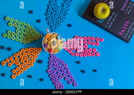 floot Schlaufen auf blauem Tisch in Muster, blau, rosa, gelb und lila. Stockfoto