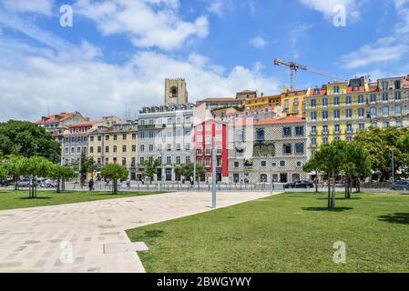LISSABON, PORTUGAL - 2. JULI 2019. Der ehemalige Parkplatz am Campo das Cebolas, jetzt eine neue Grünfläche und öffentlicher Platz im Stadtteil Alfama von Lisb Stockfoto