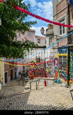 LISSABON, PORTUGAL - 2. JULI 2019: Stairs Escadinhas de Sao Cristovao in den engen Gassen von Lissabon, Portugal Stockfoto