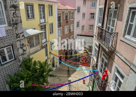 LISSABON, PORTUGAL - 2. JULI 2019: Stairs Escadinhas de Sao Cristovao in den engen Gassen des Alfama-Viertels in Lissabon, Portugal Stockfoto