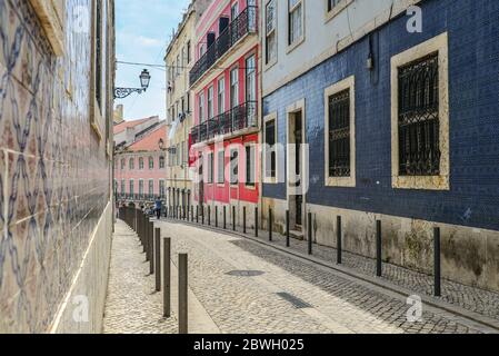 LISSABON, PORTUGAL - 2. JULI 2019: Kleine Gasse in der Nähe der Mirandas-Kapelle im Stadtteil Alfama Lissabon, Portugal. Stockfoto