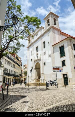 LISSABON, PORTUGAL - 2. JULI 2019: Blick auf die Mirandas-Kapelle von der Gasse im Stadtteil Alfama Lissabon, Portugal. Stockfoto