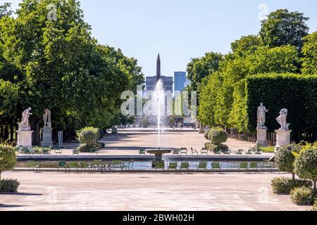 Paris, Frankreich - 29. Mai 2020: Blick auf den Place de la Concorde und den Triumphbogen vom Tuileries-Garten in Paris Stockfoto