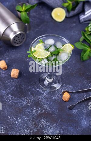 Martini-Cocktail mit Limette und Minze. Stockfoto