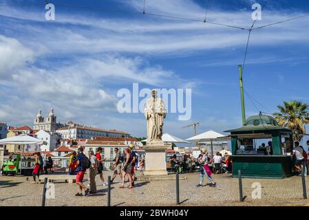 LISSABON, PORTUGAL - 2. JULI 2019: Skulptur von Sao Vicente (St. Vincent von Saragossa), Lissabons Schutzpatron, in der Nähe von Miradouro das Portas do Sol in Lisbo Stockfoto