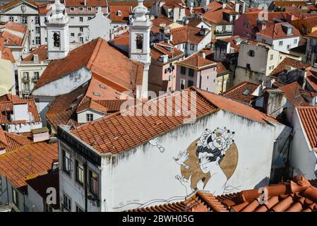 LISSABON, PORTUGAL - 2. JULI 2019: Blick vom Miradouro de Santa Luzia auf das Viertel Alfama und Wandgemälde an der Wand Stockfoto