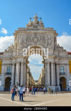 LISSABON, PORTUGAL - 2. JULI 2019: Der Augusta Street Arch ist der Triumphbogen, der den Commerce Square mit der Augusta Street in Lissabon, Portugal, verbindet. Stockfoto