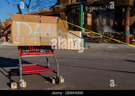 Minneapolis, Usa. Mai 2020. Minneapolis, MN - 30. Mai 2020: Gebäude Ruinen an der Nachhundszene des George Floyd Black Lives Matter Protest und Unruhen am 30. Mai 2020 in Minneapolis, Minnesota. Quelle: Jake Hangegard/Der Fotozugang Quelle: Der Fotozugang/Alamy Live News Stockfoto