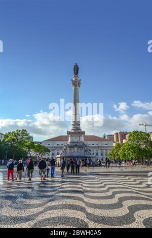 LISSABON, PORTUGAL - 2. JULI 2019: Touristen auf dem beliebten Rossio-Platz (auch bekannt als Pedro IV-Platz oder Praça de D. Pedro IV) rund um den Fuß des Stockfoto