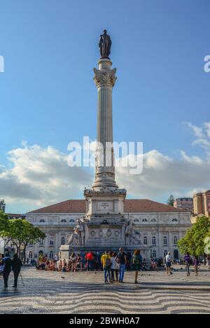 LISSABON, PORTUGAL - 2. JULI 2019: Touristen auf dem beliebten Rossio-Platz (auch bekannt als Pedro IV-Platz oder Praça de D. Pedro IV) rund um den Fuß des Stockfoto