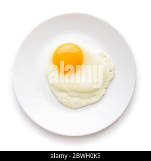 Spiegelei auf Teller isoliert auf weißem Hintergrund, Draufsicht Stockfoto