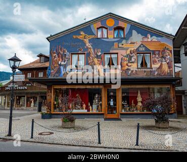 Die wunderschönen und berühmten bemalten Häuser von Oberammergau in Bayern - OBERAMMERGAU, DEUTSCHLAND - 27. MAI 2020 Stockfoto