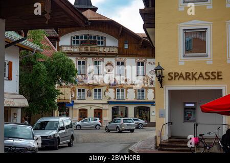 Die wunderschönen und berühmten bemalten Häuser von Oberammergau in Bayern - OBERAMMERGAU, DEUTSCHLAND - 27. MAI 2020 Stockfoto