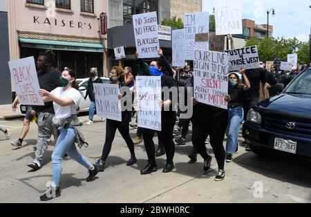 Racine, Wisconsin, USA. Juni 2020. Mehr als hundert Demonstranten marschieren zum Racine County Courthouse, nachdem sie am Montag, den 1. Juni 2020 auf dem historischen Monument Square im Zentrum von Racine, Wisconsin, eine Kundgebung zum Tod von George Floyd und anderen Afroamerikanern durch die Polizei durchgeführt hatten. Dann marschierten sie zur städtischen Polizeistation und hielten dort Kundgebungen ab. Sie kehrten auf den Platz zurück, um ihren Protest fortzusetzen. Quelle: Mark Hertzberg/ZUMA Wire/Alamy Live News Stockfoto