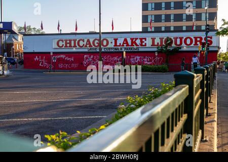 Minneapolis, Usa. Mai 2020. Minneapolis, MN - 30. Mai 2020: Chicago-Lake Liquors in Graffiti an der Nachhundeszene des George Floyd Black Lives Matter Protest und Unruhen am 30. Mai 2020 in Minneapolis, Minnesota bedeckt. Quelle: Jake Hangegard/Der Fotozugang Quelle: Der Fotozugang/Alamy Live News Stockfoto