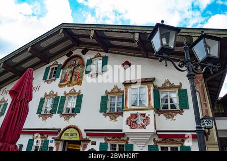 Die wunderschönen und berühmten bemalten Häuser von Oberammergau in Bayern - OBERAMMERGAU, DEUTSCHLAND - 27. MAI 2020 Stockfoto