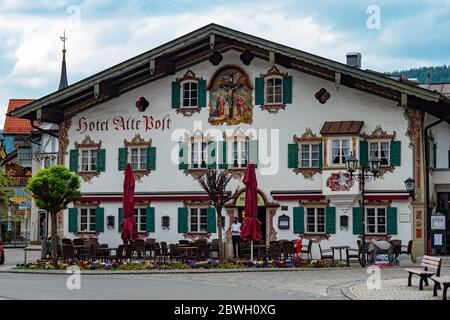 Die wunderschönen und berühmten bemalten Häuser von Oberammergau in Bayern - OBERAMMERGAU, DEUTSCHLAND - 27. MAI 2020 Stockfoto