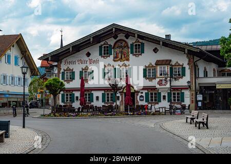 Die wunderschönen und berühmten bemalten Häuser von Oberammergau in Bayern - OBERAMMERGAU, DEUTSCHLAND - 27. MAI 2020 Stockfoto