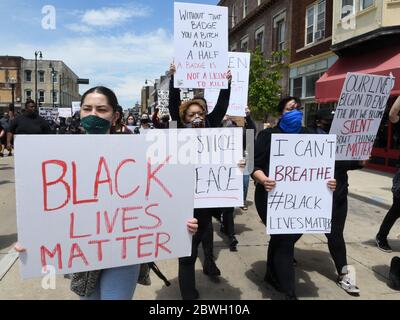 Racine, Wisconsin, USA. Juni 2020. Mehr als hundert Demonstranten marschieren zum Racine County Courthouse, nachdem sie am Montag, den 1. Juni 2020 auf dem historischen Monument Square im Zentrum von Racine, Wisconsin, eine Kundgebung zum Tod von George Floyd und anderen Afroamerikanern durch die Polizei durchgeführt hatten. Dann marschierten sie zur städtischen Polizeistation und hielten dort Kundgebungen ab. Sie kehrten auf den Platz zurück, um ihren Protest fortzusetzen. Quelle: Mark Hertzberg/ZUMA Wire/Alamy Live News Stockfoto