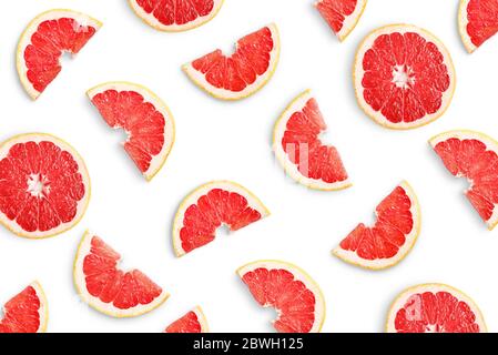 Grapefruitscheiben als Muster auf weißem Hintergrund isoliert Stockfoto