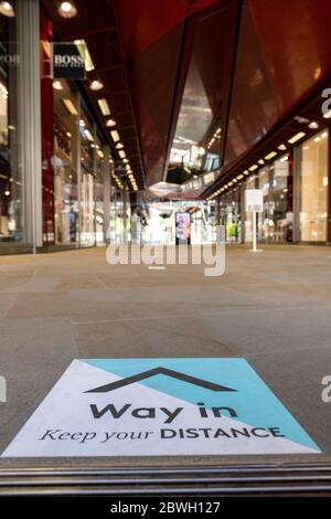 London-Juni 2020: Bodenaufkleber mit sozialer Fernführung für die einfache Sperrung Stockfoto