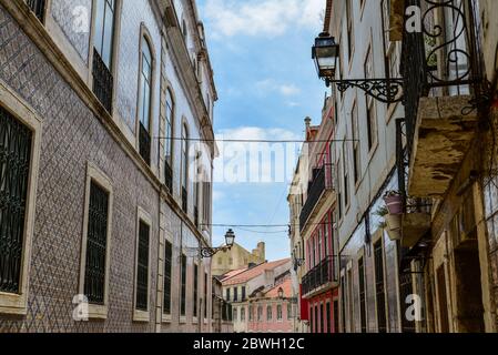 Blick auf die Straße mit bunten traditionellen Häusern im Stadtteil Alfama, Lissabon, Portugal Stockfoto