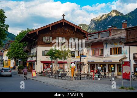 Die wunderschönen und berühmten bemalten Häuser von Oberammergau in Bayern - OBERAMMERGAU, DEUTSCHLAND - 27. MAI 2020 Stockfoto