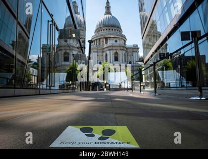 London-Juni 2020: Bodenaufkleber mit sozialer Fernführung für die einfache Sperrung Stockfoto