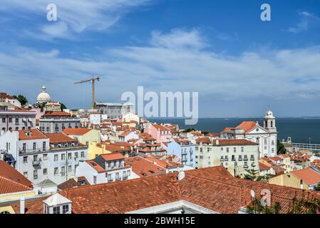 Blick vom Miradouro das Portas do Sol auf das Viertel Alfama und den Fluss Tejo in Lissabon, Portugal Stockfoto