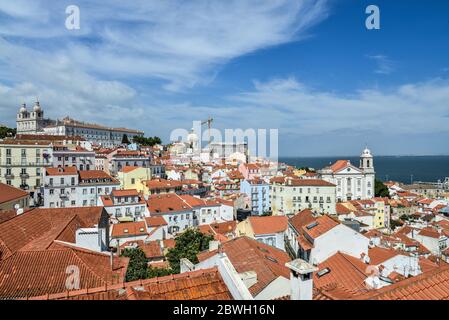 Blick vom Miradouro das Portas do Sol auf das Viertel Alfama und den Fluss Tejo in Lissabon, Portugal Stockfoto