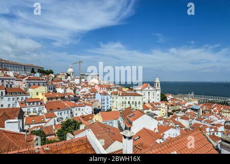 Blick vom Miradouro das Portas do Sol auf das Viertel Alfama und den Fluss Tejo in Lissabon, Portugal Stockfoto