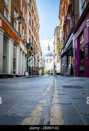 London - leere Londoner Hauptstraße während der Covid 19-Sperre mit Blick auf die St. Pauls Cathedral Stockfoto