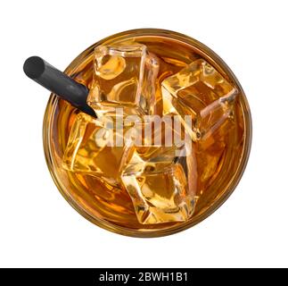 Apfelsaft mit Eis und Trinkhalm isoliert auf weißem Hintergrund, Draufsicht Stockfoto