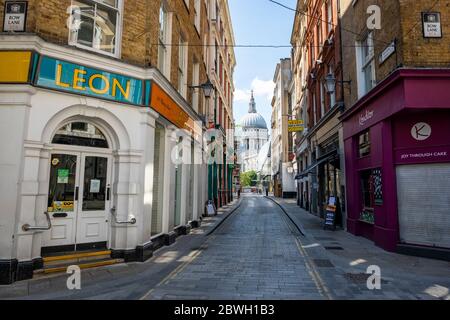 London - leere Londoner Hauptstraße während der Covid 19-Sperre mit Blick auf die St. Pauls Cathedral Stockfoto