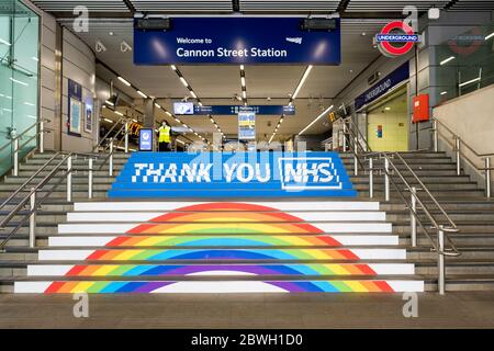 London - Juni 2020: Vielen Dank an die NHS Wandmalerei an der Cannon Street Station Stockfoto