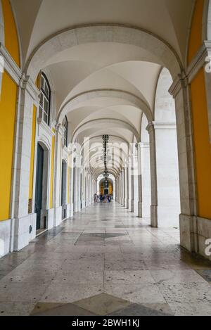 Abstrakte Ansicht von unten des inneren Bogens. Detail des Triumphbogens der Augusta-Straße (Arco do Triunfo) in der Stadt Lissabon, Portugal Stockfoto