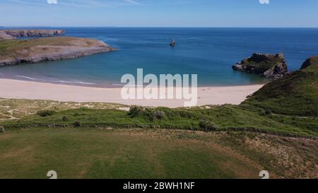 Luftaufnahme des Broad Haven South Beach, Barafundle Bay in der Nähe von Bosherston Stockfoto