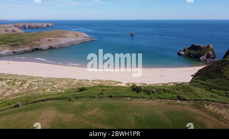 Luftaufnahme des Broad Haven South Beach, Barafundle Bay in der Nähe von Bosherston Stockfoto