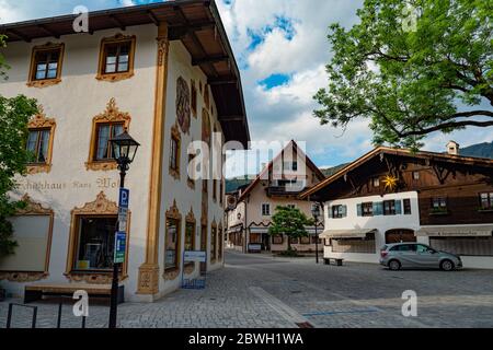 Die wunderschönen und berühmten bemalten Häuser von Oberammergau in Bayern - OBERAMMERGAU, DEUTSCHLAND - 27. MAI 2020 Stockfoto