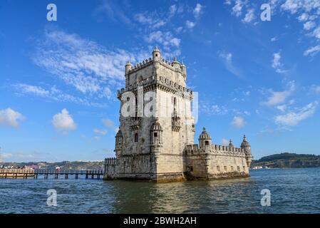 Blick auf den Turm von Belem oder Torre de Belem im portugiesischen Manuelinstil am nördlichen Ufer des Tejo in Lissabon, Portugal Stockfoto