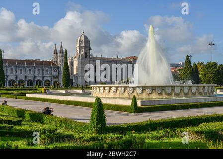 Empire Square (Praca do Imperio auf Portugiesisch), Stadtplatz und Park neben dem Kloster Jeronimos in der Gemeinde Belem. Lissabon, Portugal Stockfoto