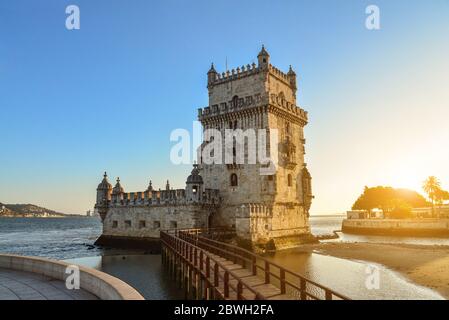 Blick auf den Turm von Belem oder Torre de Belem im portugiesischen Manuelinstil am nördlichen Ufer des Tejo bei Sonnenuntergang in Lissabon, Portugal Stockfoto