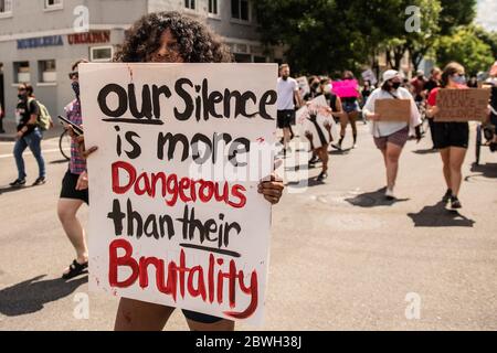 San Jose, Usa. Mai 2020. SAN JOSE, CA - MAI 29: Demonstranten marschieren am 29. Mai 2020 nach dem Tod von George Floyd die East Santa Clara Street in San Jose, Kalifornien hinunter. (Foto von Chris Tuite/ImageSPACE) Quelle: Imagespace/Alamy Live News Stockfoto