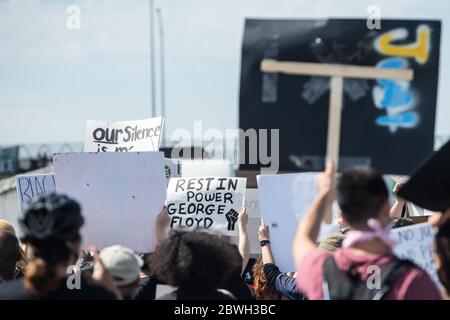 San Jose, Usa. Mai 2020. SAN JOSE, CA- MAI 29: Demonstranten demonstrieren, während sie den Highway 101 in beide Richtungen in San Jose, Kalifornien am 30. Mai 2020 nach dem Tod von George Floyd abschalten. (Foto von Chris Tuite/ImageSPACE) Quelle: Imagespace/Alamy Live News Stockfoto