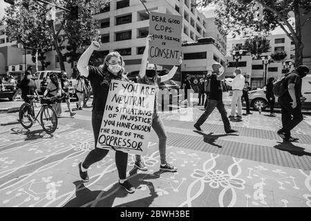 San Jose, Usa. Mai 2020. SAN JOSE, CA - MAI 29: Demonstranten marschieren am 29. Mai 2020 nach dem Tod von George Floyd die East Santa Clara Street in San Jose, Kalifornien hinunter. (Foto von Chris Tuite/ImageSPACE) Quelle: Imagespace/Alamy Live News Stockfoto